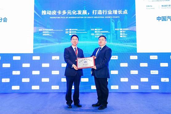 穿着西装笔挺的男子与图片配字
描述已自动生成