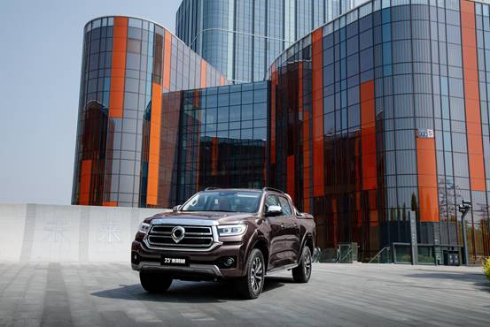 城市街道与高楼大厦的路上有一辆车
描述已自动生成