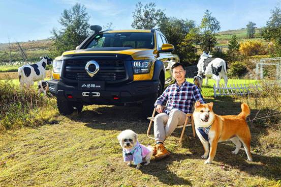 人牵着小狗站在草地上
描述已自动生成