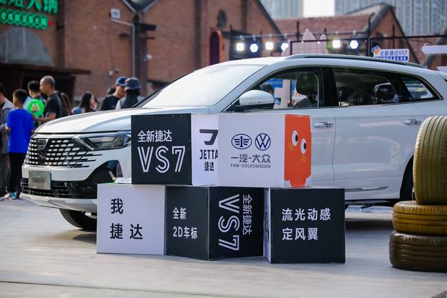 说明: 汽车在路上走
描述已自动生成