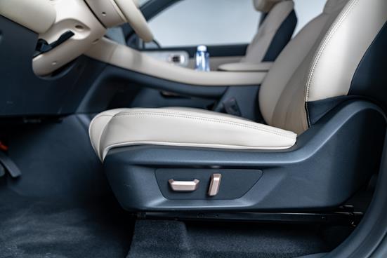 说明: 汽车的方向盘
中度可信度描述已自动生成