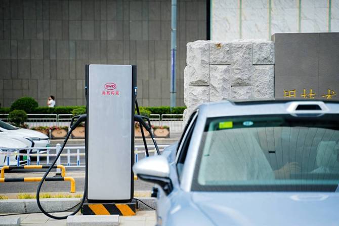 汉L唐L实现兆瓦闪充油电同速，超级e平台刷新纯电技术标准