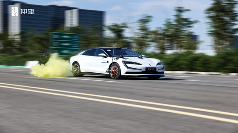 仰望U7先锋驾控体验营全国首站燃爆郑州，极致性能引发现场热潮