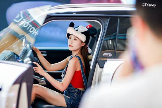 说明: 女人在汽车里
AI 生成的内容可能不正确。