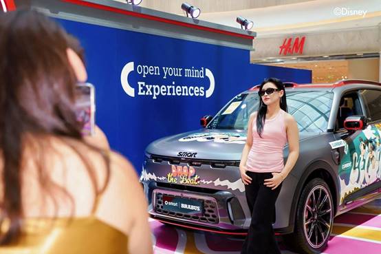 说明: 女人站在汽车旁
AI 生成的内容可能不正确。