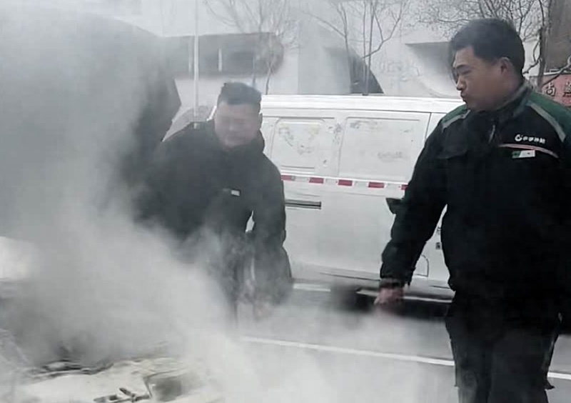 闹市车辆自燃，幸好有他们在！郑州街头这一幕，真中！