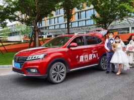 阿里日集体婚礼 新人收到“汽车人”的“祝福”