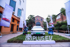 利刃出鞘比亚迪秦PLUS EV亮相郑州