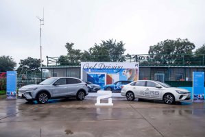 COOL爽一夏 R汽车夏日驾控体验营登陆北京