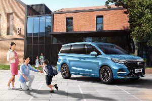 焕新颜值、升级配置，全新荣威iMAX8本月上市