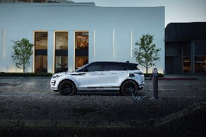 全新路虎·揽胜极光L P300e插电式混合动力版上市