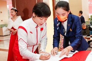 中国荣耀健儿尹笑言红旗 H9 交车仪式圆满完成